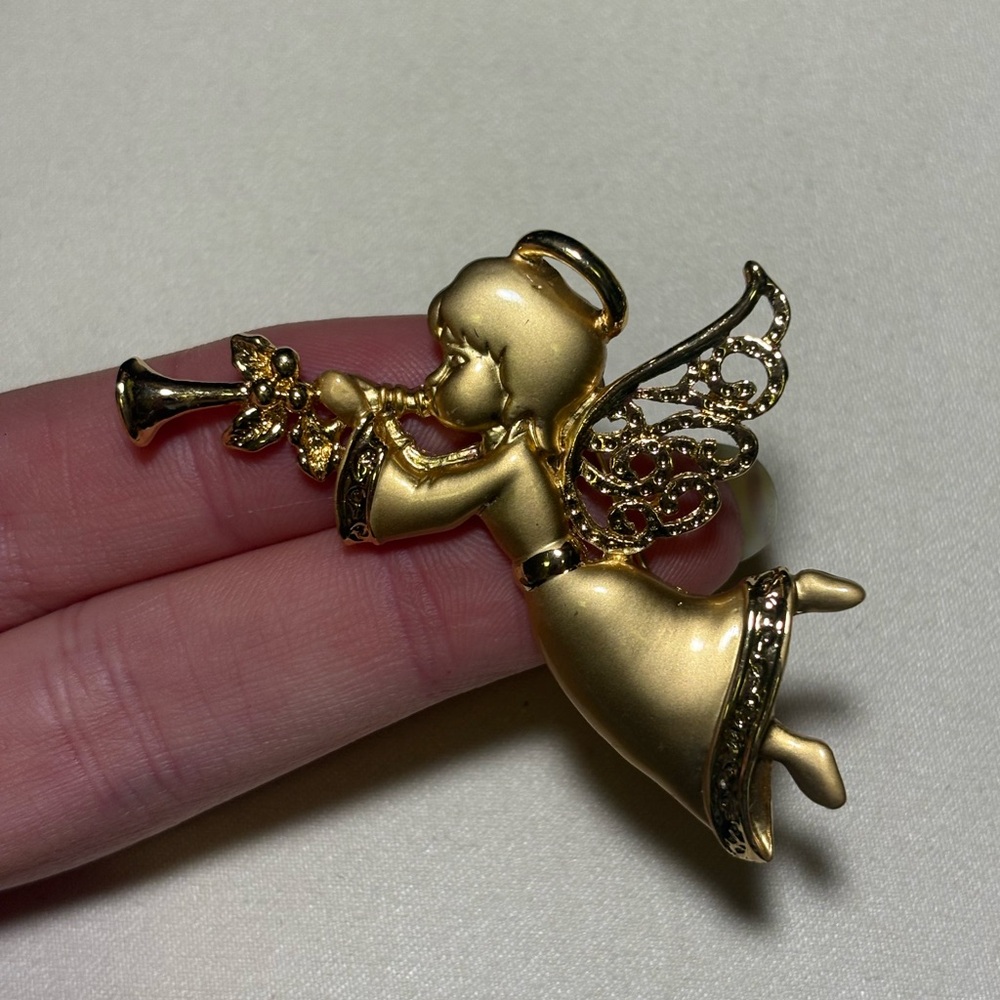 Gold Angel Cherub Brooch with Trumpet / Horn Brooch - Picture 3 of 5